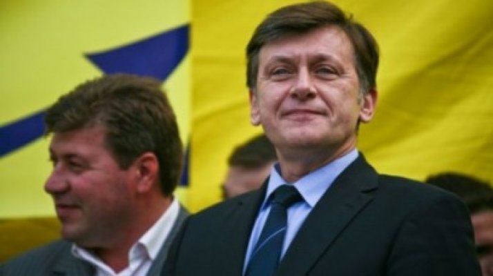 Antonescu: PNL va iniţia strângerea de semnături privind proiectul de suspendare a preşedintelui